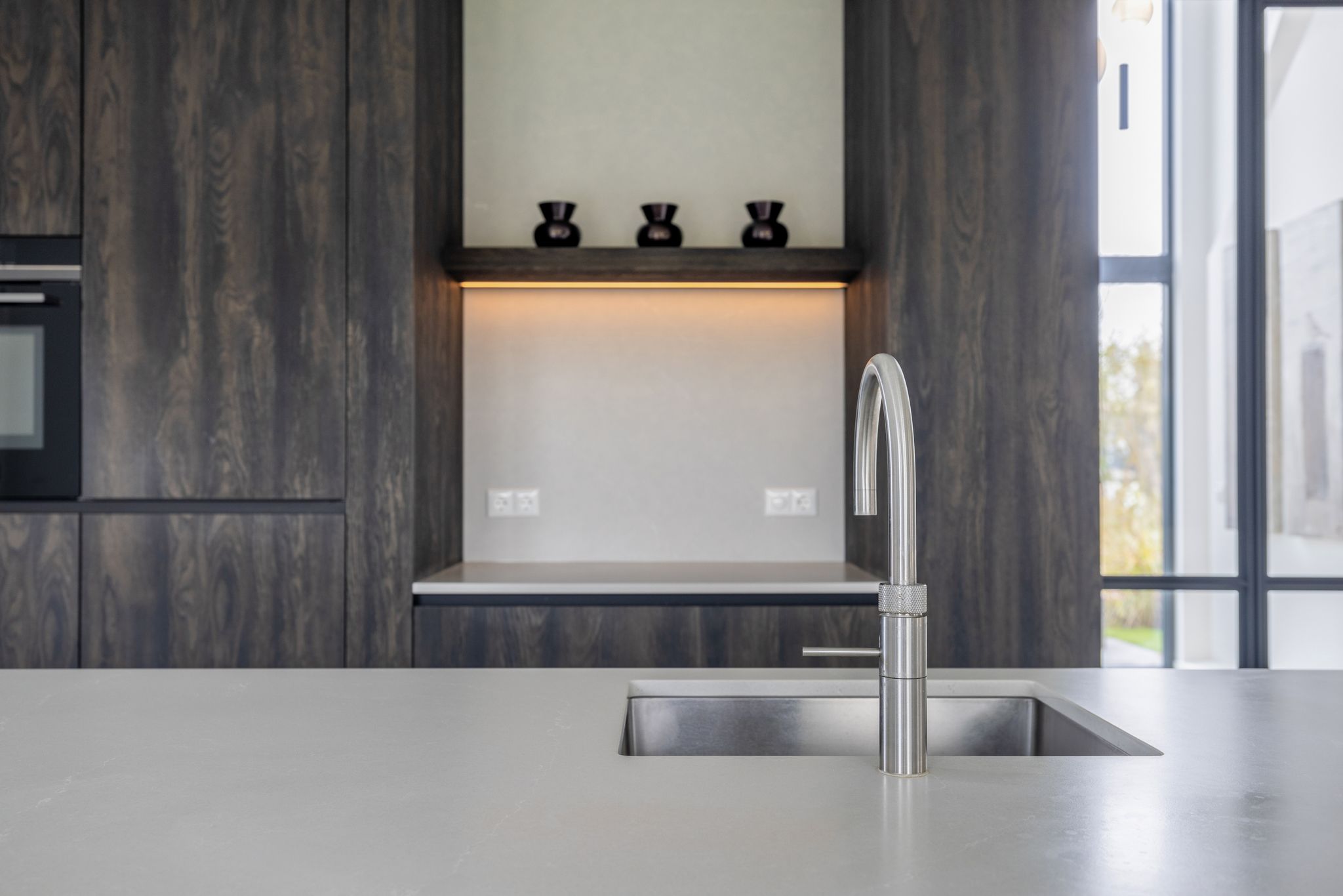 keuken-met-geintegreerde-led-verlichting-en-greeploze-fronten.jpg